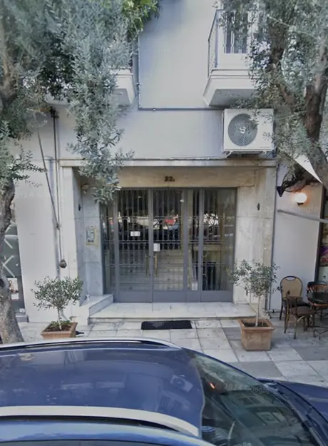Η είσοδος της πολυκατοικίας στη Σπύρου Μερκούρη 22Β στο Παγκράτι